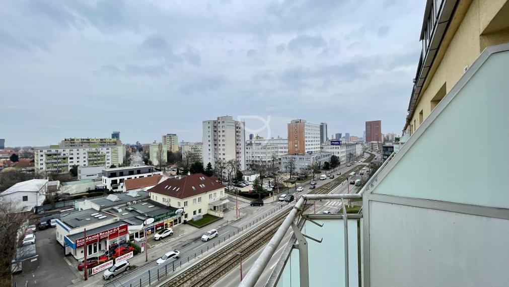 Zariadený 3 izbový byt s balkónom - RAČIANSKA