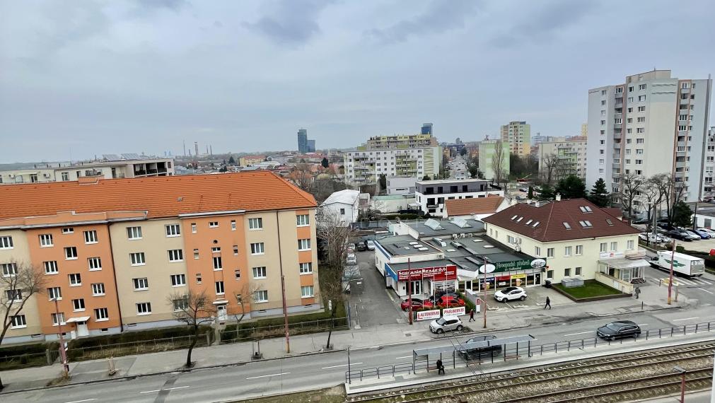 Zariadený 3 izbový byt s balkónom - RAČIANSKA