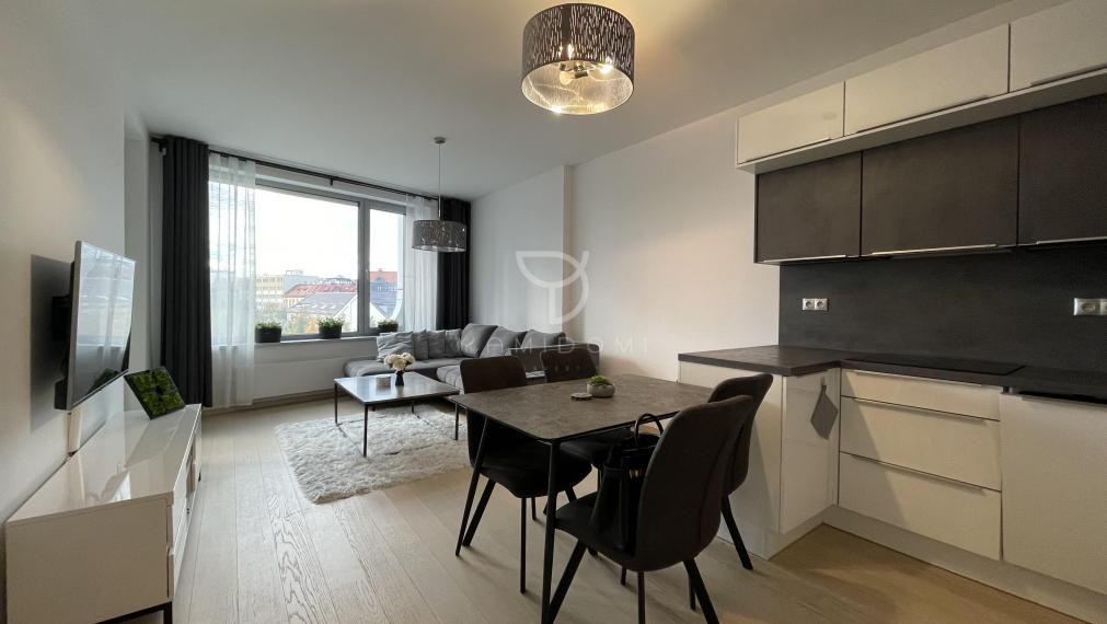 Moderne zariadený 2 izbový byt s výhľadom v downtowne mesta