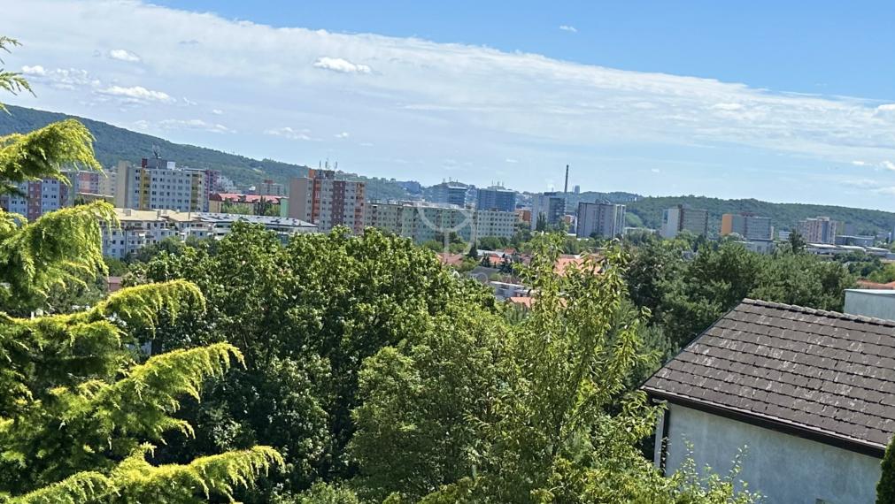 UNIKÁTNY POZEMOK na výstavbu RD v starej Dúbravke pri lese