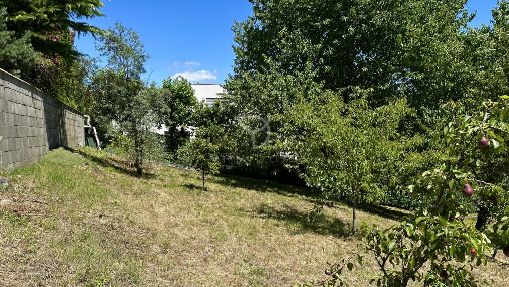 UNIKÁTNY POZEMOK na výstavbu RD v starej Dúbravke pri lese