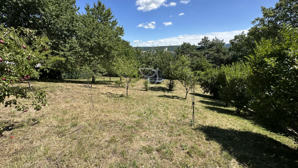 UNIKÁTNY POZEMOK na výstavbu RD v starej Dúbravke pri lese