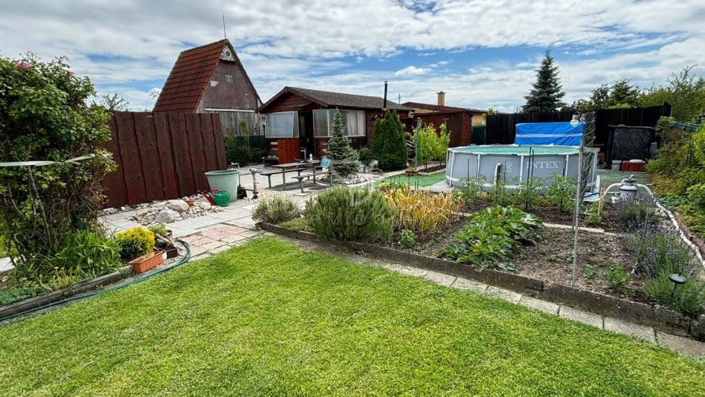 ŽABÍ MAJER| Záhrada 400m2 s chatkou