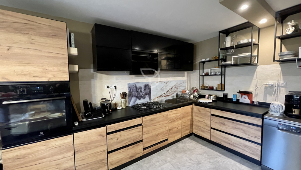 M A L É  L E V Á R E   |  5i RD s hosťovským apartmánom a veľkým pozemkom