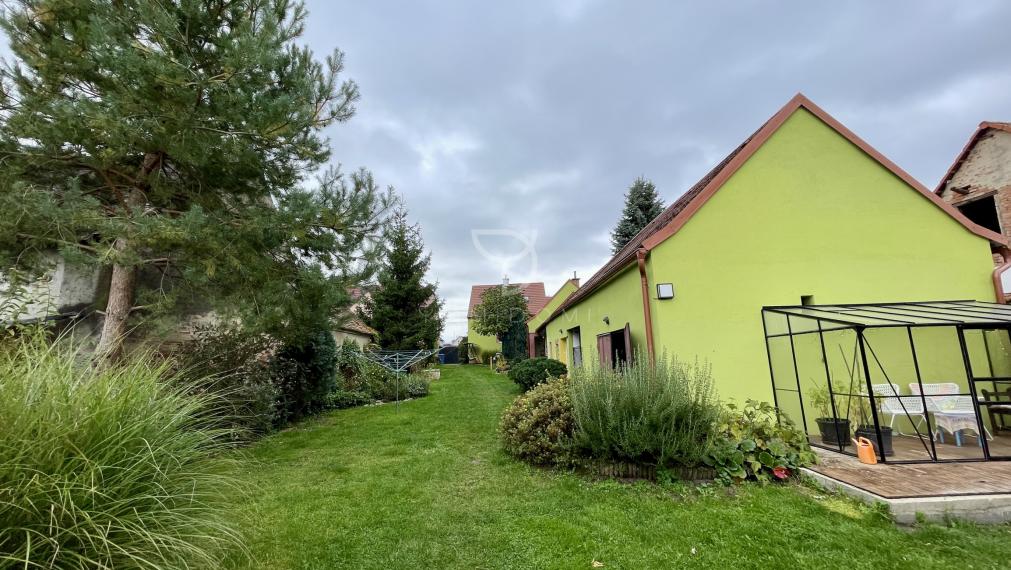 M A L É  L E V Á R E   |  5i RD s hosťovským apartmánom a veľkým pozemkom