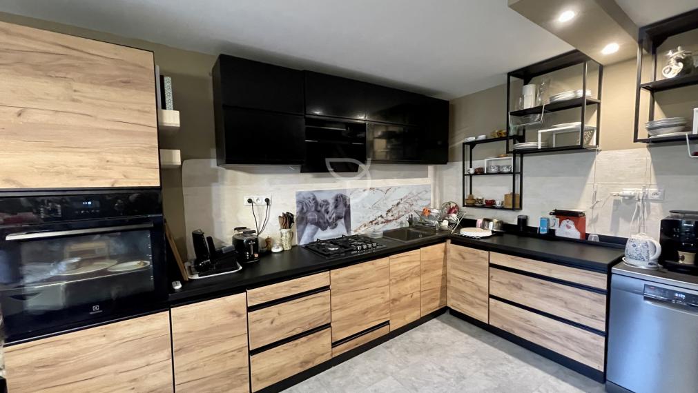 M A L É  L E V Á R E   |  5i RD s hosťovským apartmánom a veľkým pozemkom