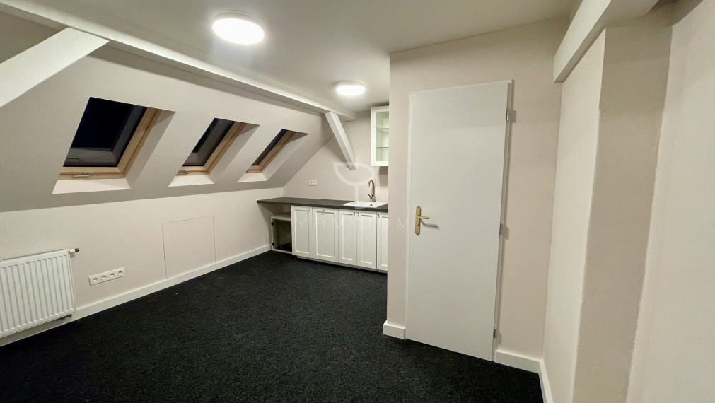 T O L S T É H O  | podkrovný kancelársky / ateliérový NP 70 m²  | BA I - Staré Mesto