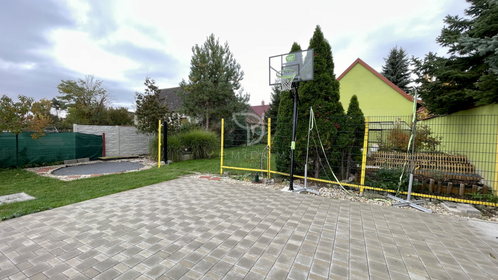 M A L É  L E V Á R E   |  5i RD s hosťovským apartmánom a veľkým pozemkom