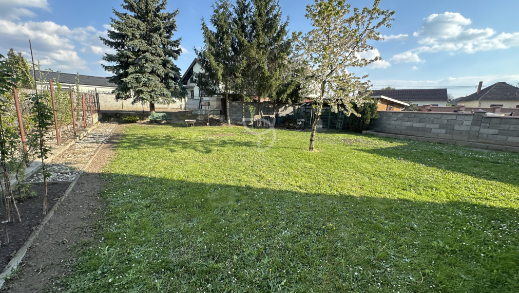 LOZORNO| 5-izbový RD s garážou na pozemku 536m2