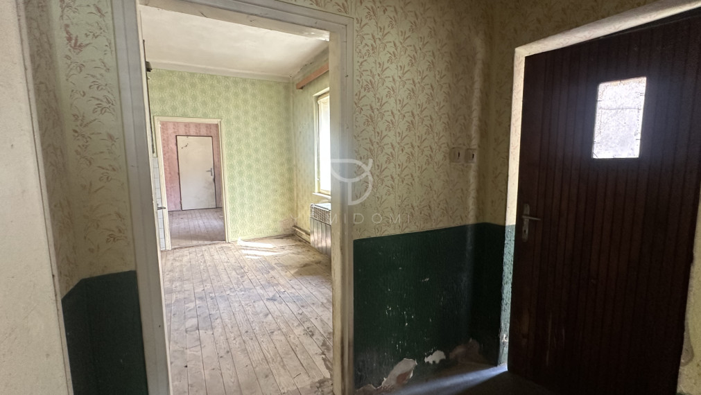 ZOHOR | RD na kompletnú rekonštrukciu, veľký pozemok, centrum obce