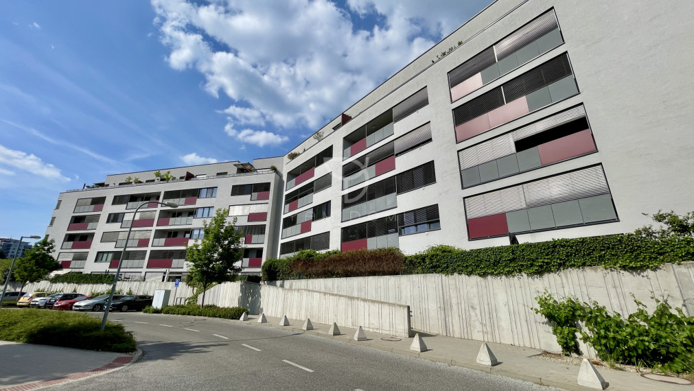 M A L O K R A S Ň A N S K Á | 2 izbový byt 51m² s lodžiou, pivnicou a parkovacím státím | BAIII - RAČA
