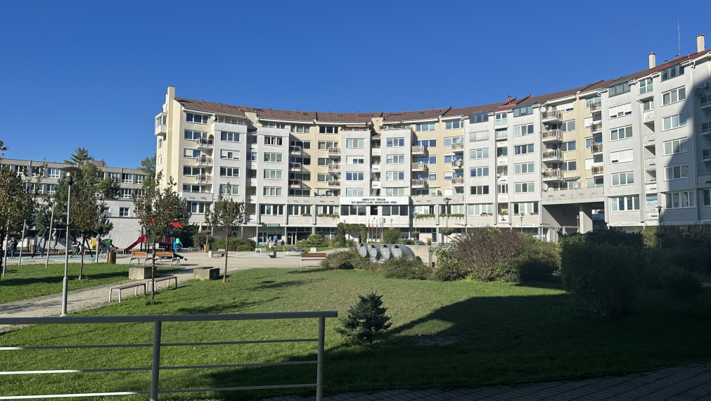 NÁM.SV.FRANTIŠKA| 1-izbový byt 38m2 s klimatizáciou a loggiou,Karlova Ves