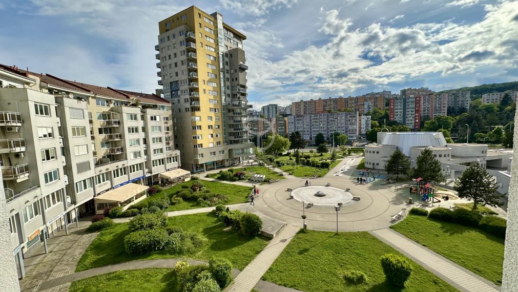 NÁM.SV.FRANTIŠKA| 1-izbový byt 38m2 s klimatizáciou a loggiou,Karlova Ves