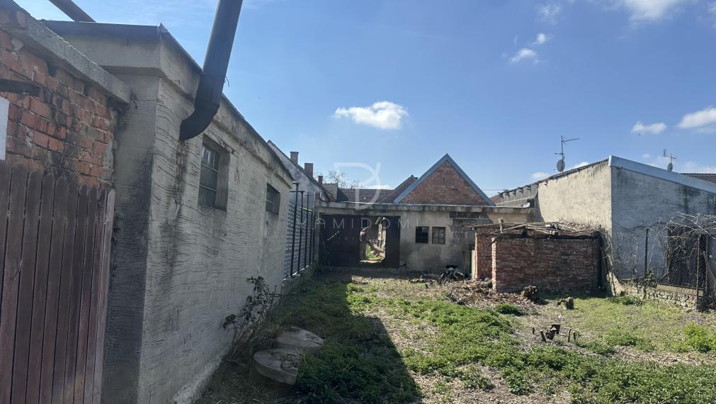 ZOHOR | RD s pozemkom 1212m2  na rekonštrukciu, centrum obce