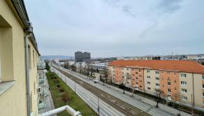 Zariadený 3 izbový byt s balkónom - RAČIANSKA