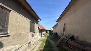 ZOHOR | RD na kompletnú rekonštrukciu, veľký pozemok, centrum obce