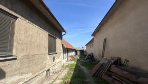 ZOHOR | RD s pozemkom 1212m2  na rekonštrukciu, centrum obce