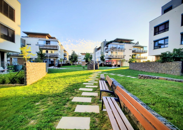 S M A R A G D O V Á |  3i byt 72m2 + terasa 18,5m2 + parking |  J A R O V C E