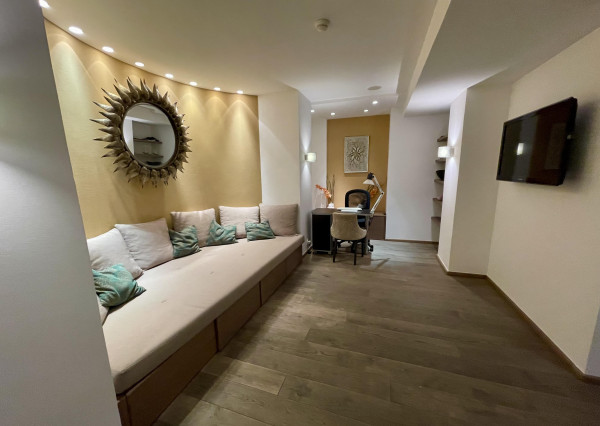 Otvorený priestor pre manikérku vo wellness centre 7 SPA - Rezidencia H L B O K Á